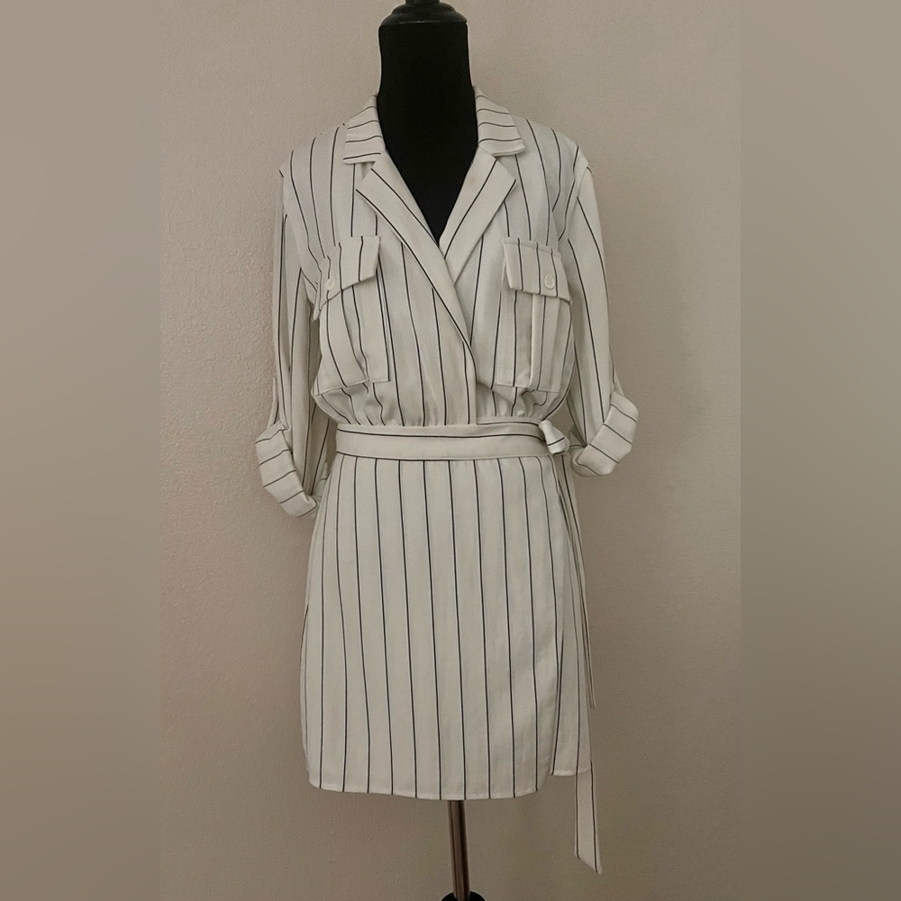 Beckett Dress in White & Navy
MAJORELLE - Picture 2 of 12